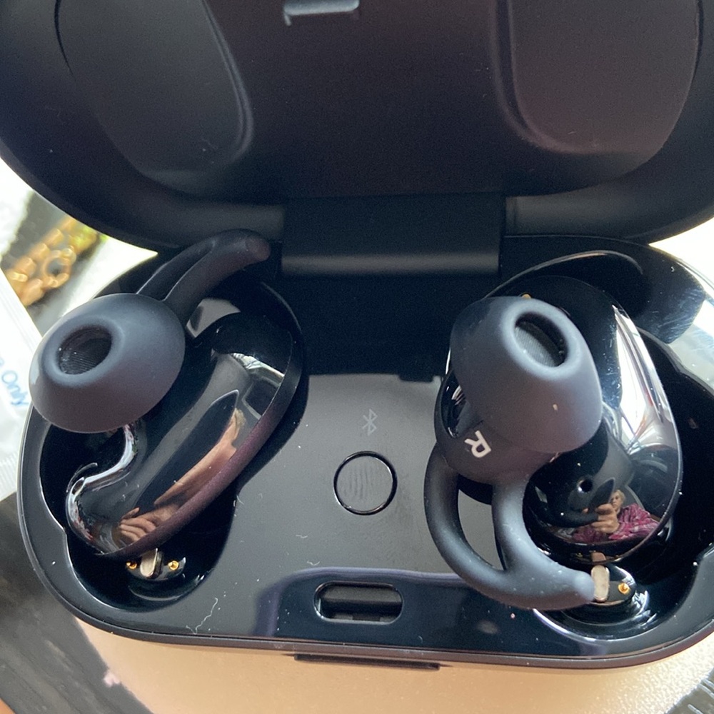 Bose quitcomfort earbuds tried on - Picture 4 of 4